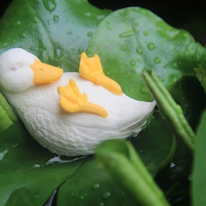 Miniatuur witte wiebeleend, opvouwbaar sculptuurspeelgoed. Handgemaakte hars witte eend standbeeld, totem, figuur, woondecoratie, ambachtelijk cadeau