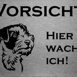 Könnte beinhalten: Ein schwarz-weißes Metallschild mit dem Text "Vorsicht Hier Wache Ich!" und einer schwarz-weißen Illustration eines Hundekopfes.