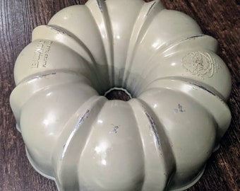Vintage French Fluted Springform Bundt Cake Pan Mold Pan French Country chic Collectable Kitchen Decor