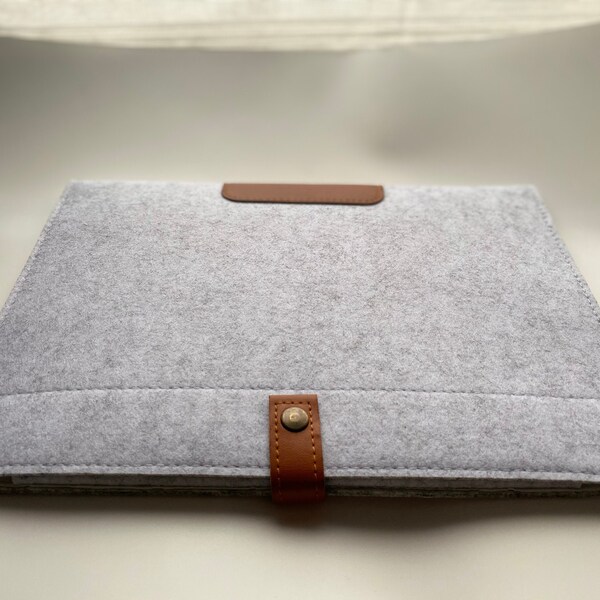 Minimalist Gray Wool Felt iPad/ Laptop Sleeve,  with Slit Back Pockets - Protective Travel Carrier - For 11-13" devices - Tablet Carrier
