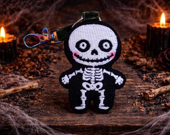 Diseño de bordado a máquina ITH de esqueleto pequeño de Halloween. Diseño de peluche, peluche 4x4