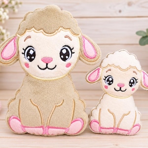 Puede incluir: Dos juguetes de peluche con forma de cordero y detalles bordados. El cordero más grande es de color tostado con la cara crema, mientras que el más pequeño es de color crema. Ambos tienen ojos negros grandes, orejas rosas, nariz rosa y pies rosas.