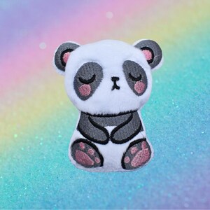 Puede incluir: Parche bordado de oso panda con cuerpo blanco, detalles negros y rosas. El panda tiene los ojos cerrados, lo que le da una apariencia somnolienta. El parche est&aacute; dise&ntilde;ado para coser o planchar sobre tela.