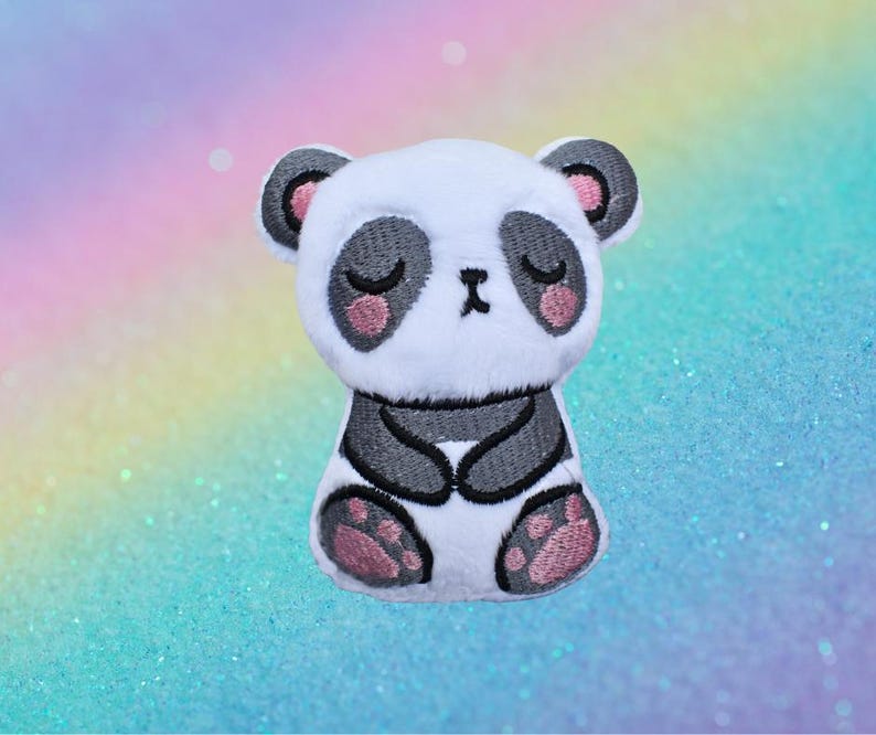 Puede incluir: Parche bordado de oso panda con cuerpo blanco, detalles negros y rosas. El panda tiene los ojos cerrados, lo que le da una apariencia somnolienta. El parche est&aacute; dise&ntilde;ado para coser o planchar sobre tela.