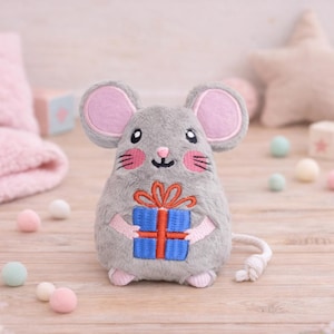 Mouse holding gift Stuffie ITH Embroidery,Machine Pattern,ITH Mouse Stuffie,Mouse Softie, Mouse Pattern,ITH 5x7,6x10, 7x12,8x12,