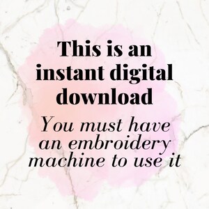 Op de afbeelding: Afbeelding met tekst: "Dit is een direct digitale download. Je moet een borduurmachine hebben om het te gebruiken." De tekst is zwart, tegen een roze achtergrond in aquarel-stijl, met een marmeren achtergrond.