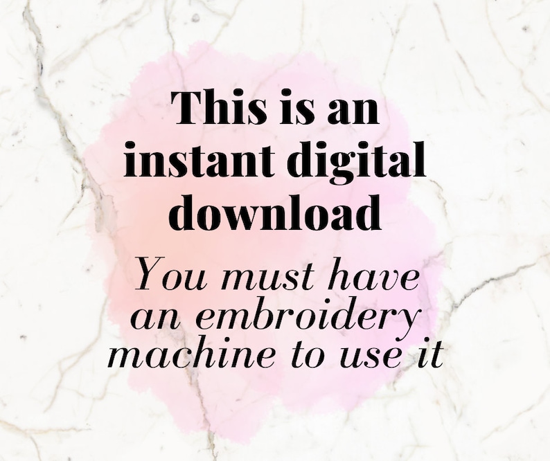 Op de afbeelding: Afbeelding met tekst: "Dit is een direct digitale download. Je moet een borduurmachine hebben om het te gebruiken." De tekst is zwart, tegen een roze achtergrond in aquarel-stijl, met een marmeren achtergrond.