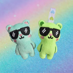 Kleine beer met zonnebril machineborduurwerkontwerp ITH 4x4