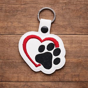 Poot met hart sleutelhanger, sleutelhanger, drukknoop, ITH, digitaal bestand, borduurontwerp 4x4