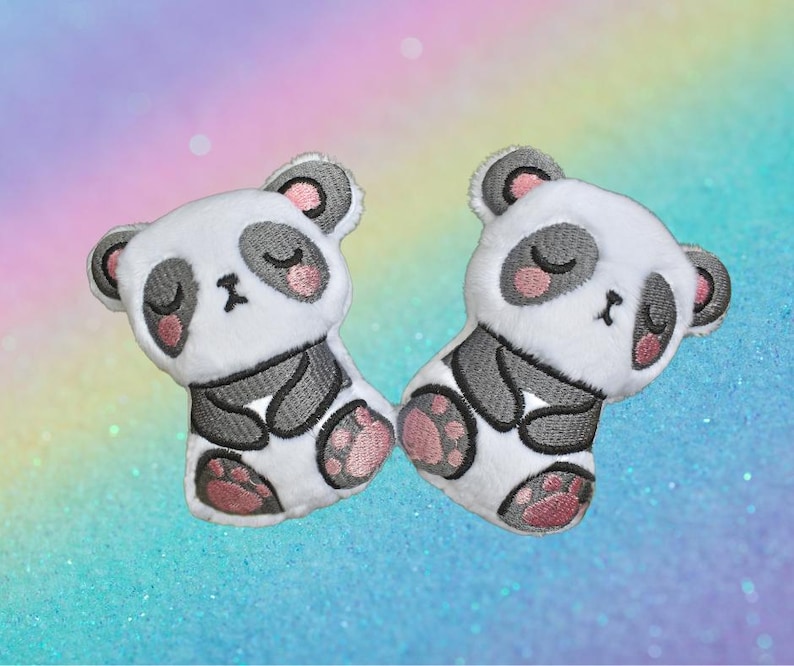Puede incluir: Dos parches bordados de osos panda. Los pandas son blancos con detalles grises, ojos negros y orejas y patas rosas. Los parches est&aacute;n dise&ntilde;ados para parecer pandas durmiendo. El fondo es un degradado de azul, morado y rosa.