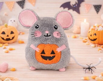 Halloween-Maus-Stofftier-Stickmuster (ITH), Maschinenstickmuster, ITH-Maus-Stofftier mit Kürbis, ITH 4x4