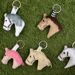 Paardenkop sleutelhanger ITH borduurpatroon, machinepatroon, ITH stuffie ITH 4x4