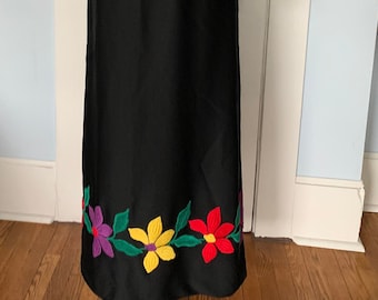 Robe longue noire Leslie Fay vintage des années 70 : fleurs en tricot brodées