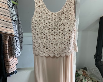 Robe longue en dentelle vintage des années 80 : robe grande taille rose poudré sans manches