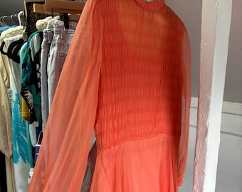 Robe vintage en mousseline de soie corail : robe transparente à manches longues des années 70