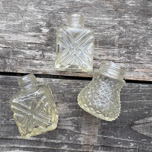 Pode incluir: Um conjunto de três canecas de cerâmica com acabamento fosco e salpicado. As canecas são em tons de creme, cinza claro e cinza escuro. Cada caneca tem um design simples e minimalista.