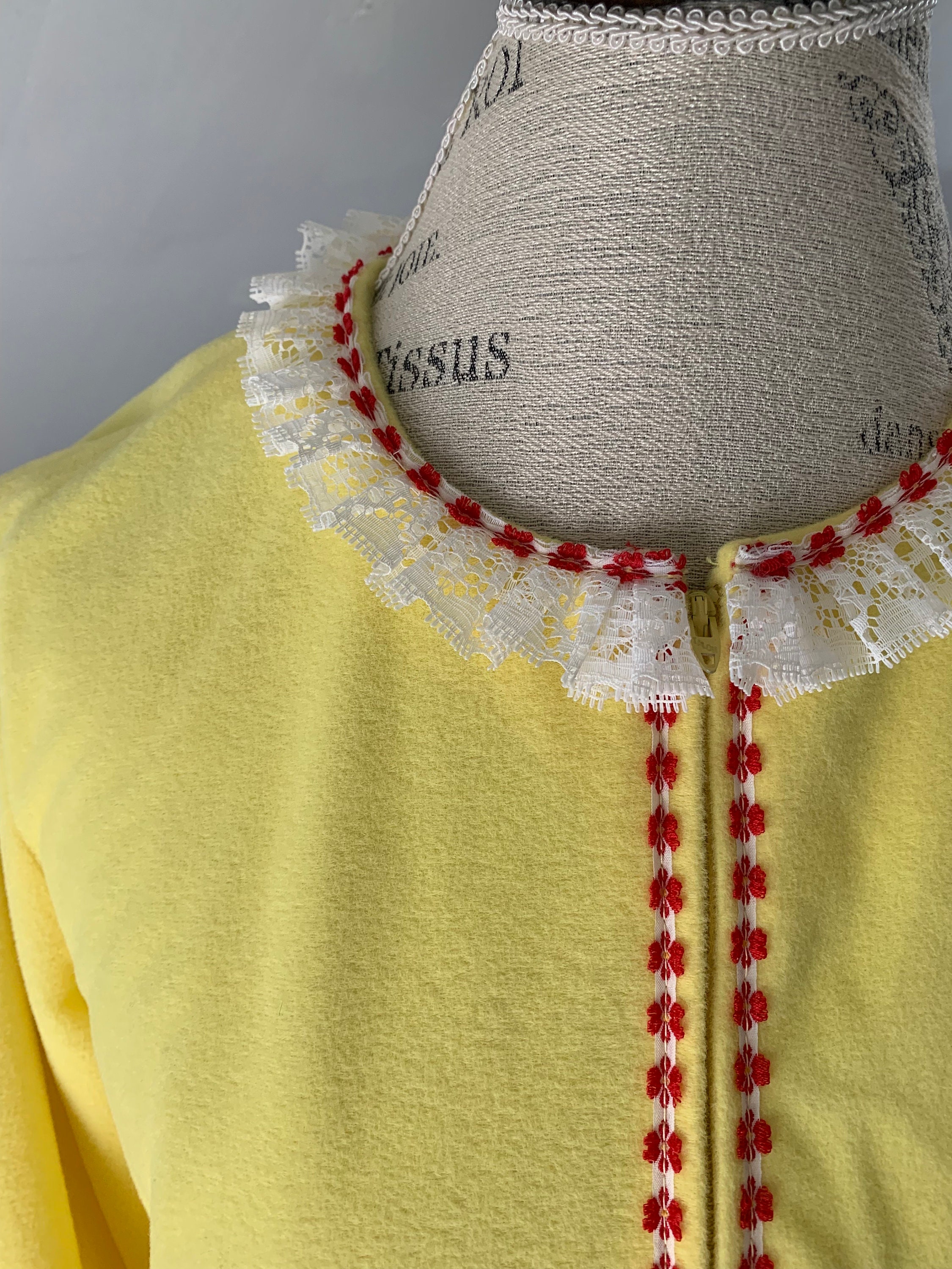 和ROBE / WA RM STOLE Vintage Yellow Fleece Robe: Red Daisy Trim, White Lace Collar