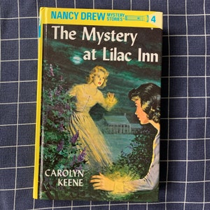 Seria książek Vintage Nancy Drew / Książki kryminalne / Książka w twardej oprawie z lat 90. z latarką / Wystrój biblioteki w kolorze żółtym / Książki z serii Girls Mystery