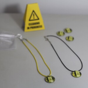 Collar de signo de piso, collar peculiar, collar de signo de limpieza, collares extraños, regalos divertidos, colgante amarillo, señal de advertencia, collar de peligro