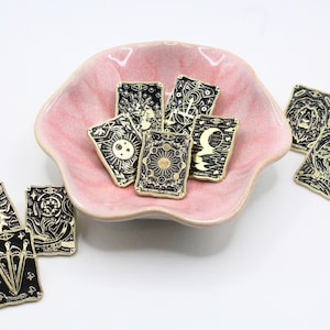 Spille smaltate con carte dei tarocchi