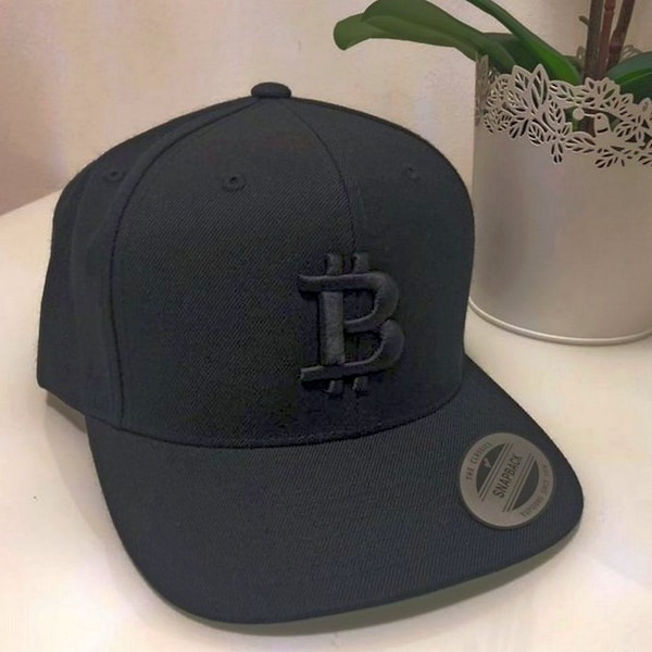 Czapka Bitcoin | Czarno-czarna, haftowana czapka z daszkiem 3D | Prezent od Crypto Apparel