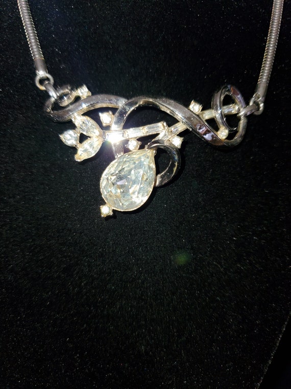 Vintage Trifari Swirly Rhinestone Plated Necklace… - image 3