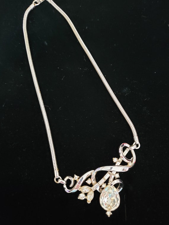 Vintage Trifari Swirly Rhinestone Plated Necklace… - image 5
