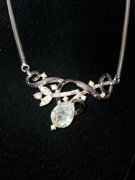 Vintage Trifari Swirly Rhinestone Plated Necklace… - image 4