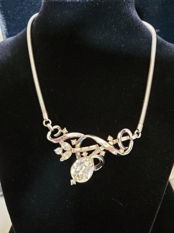 Vintage Trifari Swirly Rhinestone Plated Necklace… - image 1