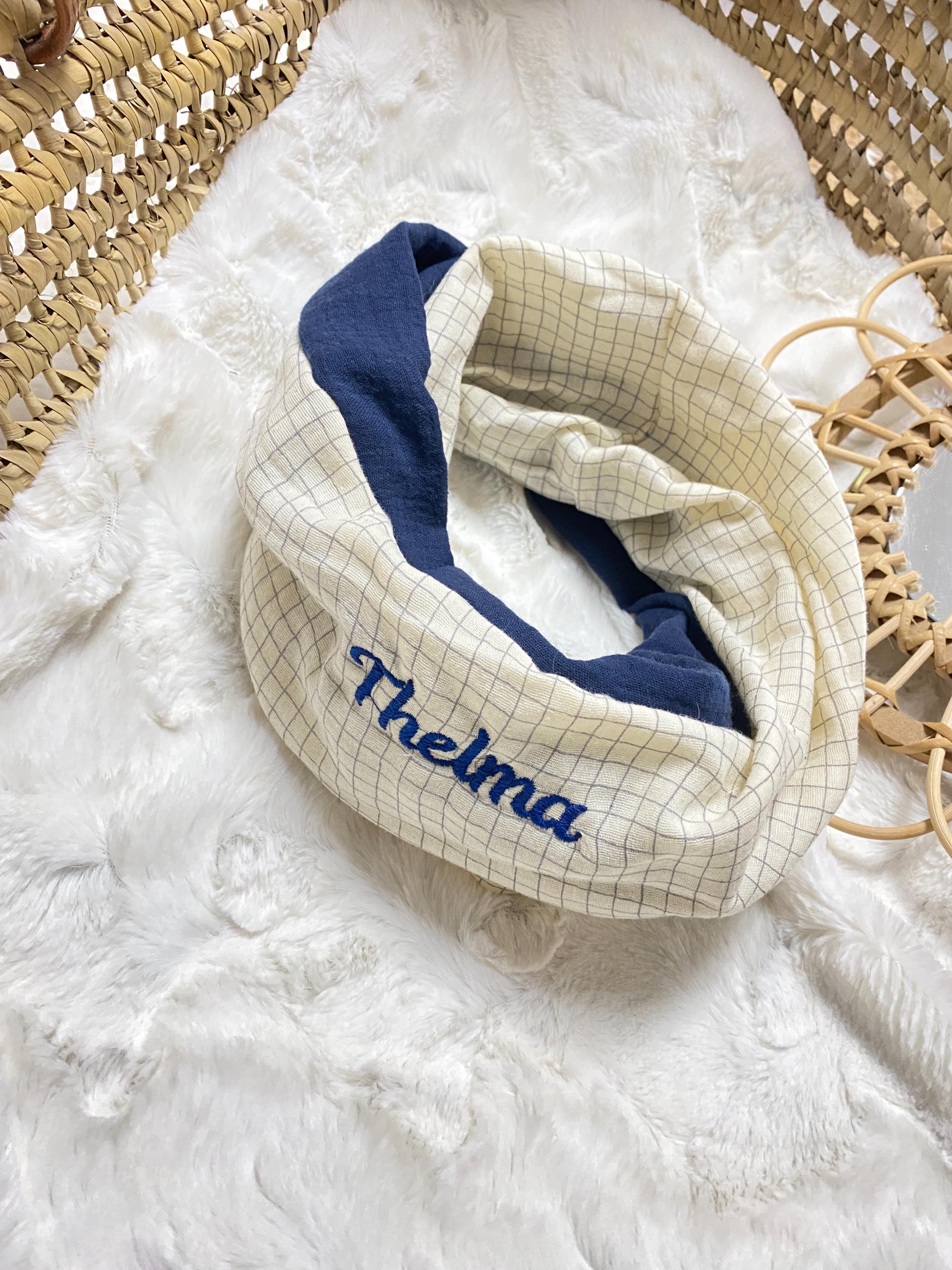 ダブルコットンガーゼを使用した、リバーシブルで個性的な刺繍入り