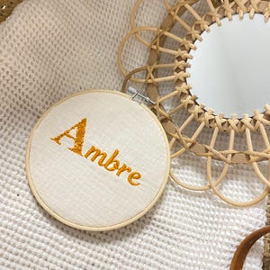 Tambor bordado personalizado – Nombre o dulce mensaje con inicial floreada – Regalo de nacimiento, decoración habitación bebé, bautizo.