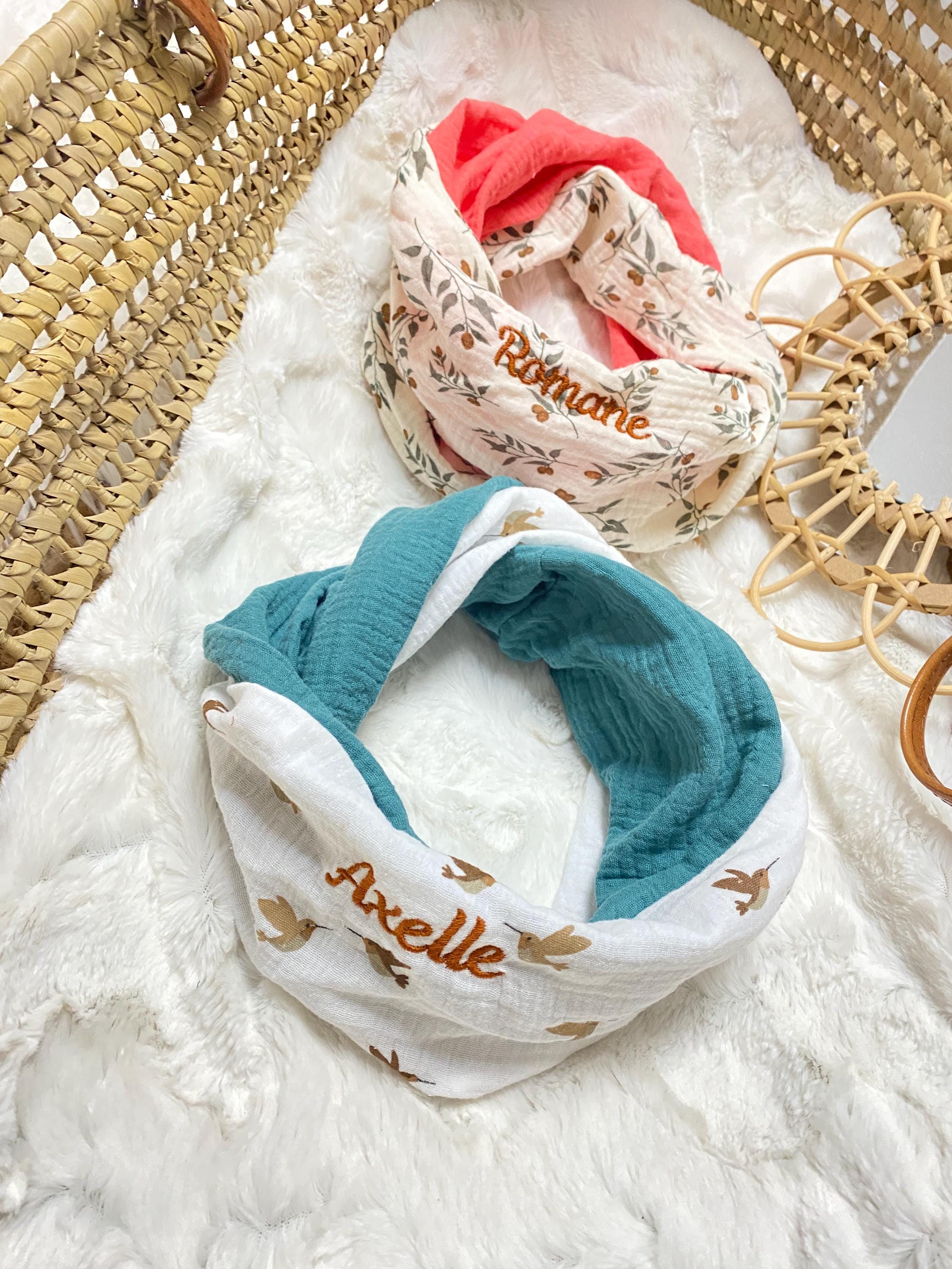 ダブルコットンガーゼを使用した、リバーシブルで個性的な刺繍入り