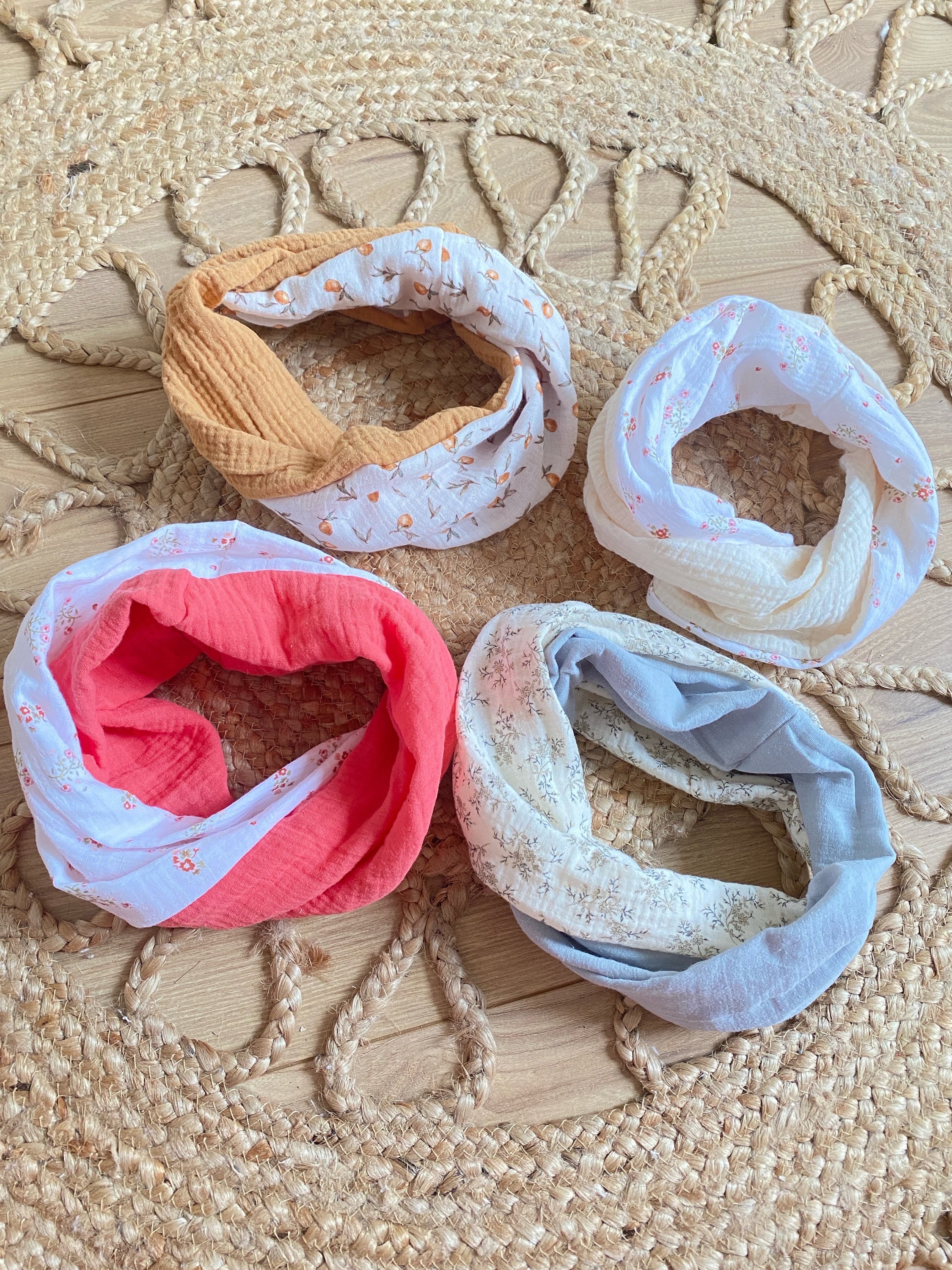 ダブルコットンガーゼを使用した、リバーシブルで個性的な刺繍入り