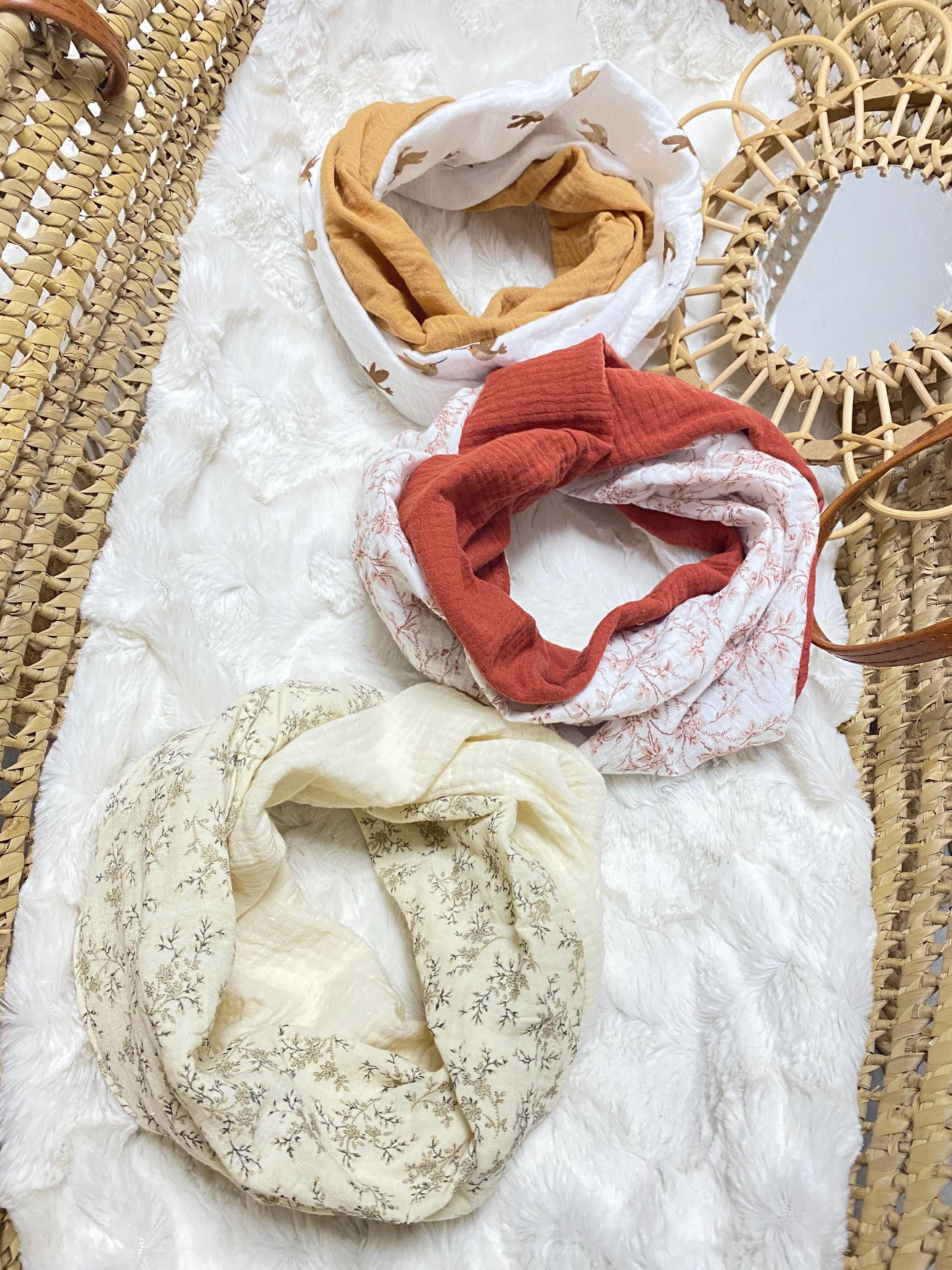 ダブルコットンガーゼを使用した、リバーシブルで個性的な刺繍入り