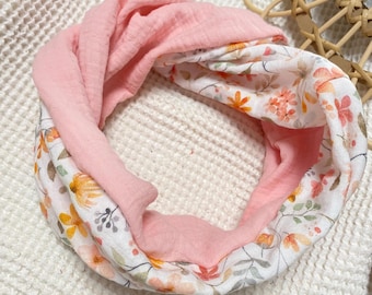 Snood bicolore brodé personnalisé en double gaze de coton – Cadeau fait main, prénom ou mot doux, tour de cou léger. Snood printemps été.