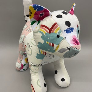 Recuerdo de gato hecho con peleles de bebé o ropa de seres queridos