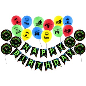 Op de afbeelding: Een set van 12 groene, gele, rode en blauwe ballonnen met een videogamethema. De ballonnen hebben tekst die zegt "Happy Birthday", "Congratulations You've Leveled Up", "Bomb", "Drop Box Present" en "Keep Calm and Game On". De ballonnen zijn aan elkaar geregen met een zwart en groen spandoek waarop "Happy Birthday" staat.