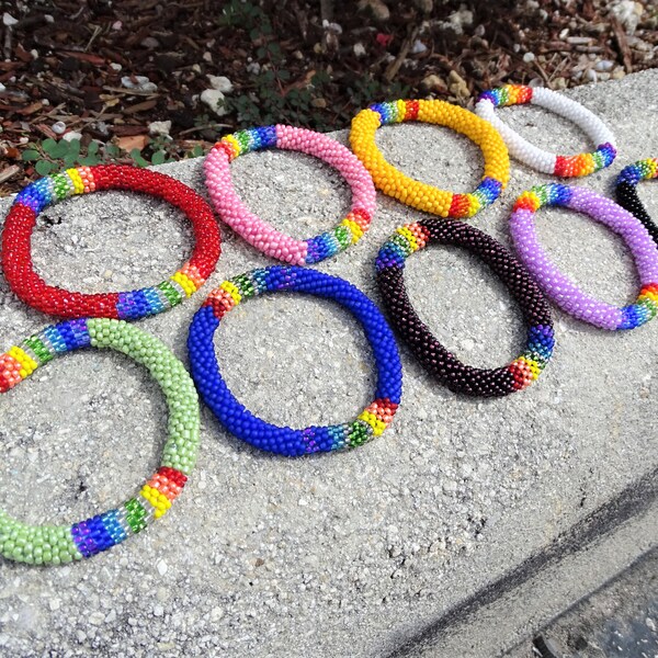 Rainbow Striped Seed Bead Bangle Fashion Bracelet - Pride Colors Beadwork Multicolore Cadeaux faits à la main Femmes Bijoux en perles guatémaltèques