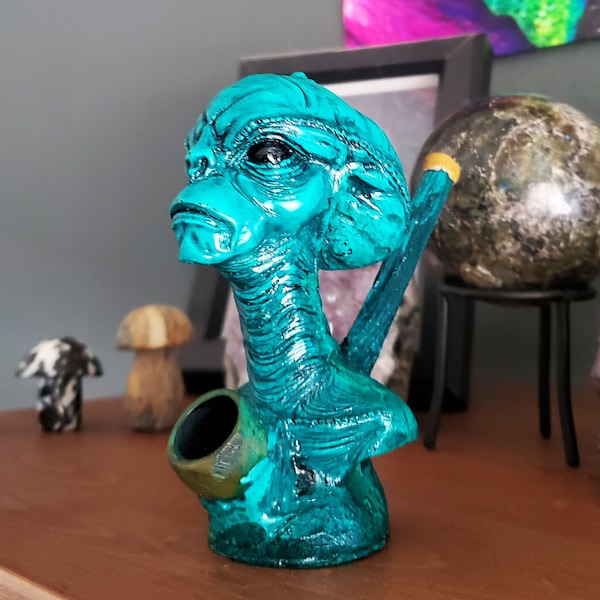 Reptilian Alien Head Tobacco Pipe - Handmade Smoking Space UFO Horror Art Natural Coconut Bowl Galactic Sci Fi Fantasy Gifts for Smokers