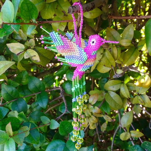 Ornement de perles de rocaille de colibri pastel – Figurine d'oiseau faite à la main avec franges, décoration à suspendre, décoration de maison, de voiture, cadeaux multicolores pour femmes