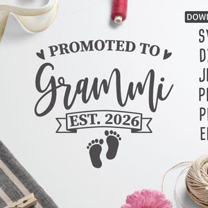 Promovida a Grammi est. 2026 SVG / Nueva abuela SVG / Abuela primeriza SVG / Día de la Madre SVG / dxf / archivo de corte / Cricut, Silhouette + más