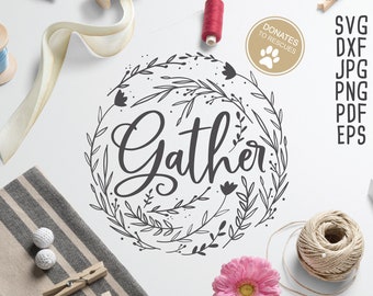 Op de afbeelding: Een digitale zwart-witte illustratie van een bloemenkrans met het woord "Gather" in het midden. De krans is gemaakt van bladeren, takken en kleine bloemen.