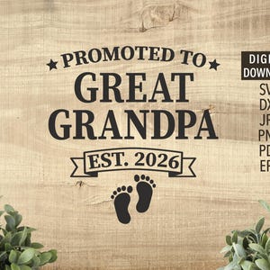 Ascendido a bisabuelo (est. 2026) SVG / Bisabuelo SVG / Abuelo SVG / Pies de bebé SVG / Uso comercial gratuito / Camiseta de abuelo SVG DXF