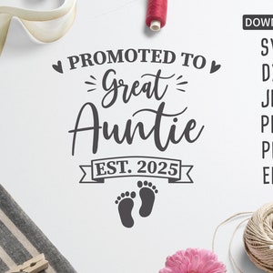 Promu grand-tante est. 2025 SVG | nouvelle tante svg | famille svg | grossesse svg | nouveau bébé svg | pieds de bébé svg | svg gratuit à usage commercial