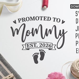 Promosso a mamma est. 2026 SVG / Neomamma SVG / Mamma per la prima volta SVG / Festa della mamma SVG / DXF / Download digitale / File di taglio / File di taglio Cricut