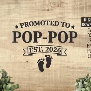 Gepromoveerd tot pop-pop, est. 2026 SVG | nieuwe opa-svg | papa-svg | Grootvader-svg | baby voeten svg | gratis commercieel gebruik | Pop pop shirt svg