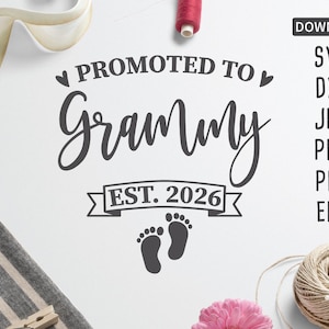 Promosso ai Grammy est. 2026 SVG / Nuova nonna svg / Nonna per la prima volta svg / Festa della mamma svg / dxf / file di taglio / Cricut, Silhouette + altro