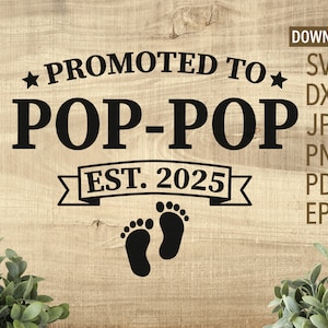 Promocionado a Pop-Pop est. 2025 SVG, nuevo abuelo svg, papá svg, abuelo svg, pies de bebé svg, uso comercial gratuito, camiseta pop pop svg