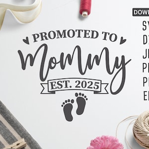 Promovido a Mamá est. 2025 SVG / Nueva mamá svg / primera vez mamá svg / Día de la Madre svg / dxf / Descarga digital / archivo cortado / Archivo cortado Cricut