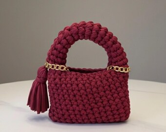 Monedero de ganchillo burdeos hecho a mano con asa gruesa y borla –